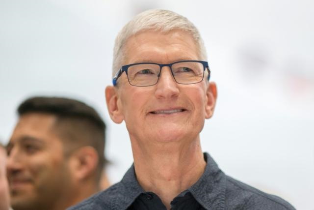 Apple CEO visits China