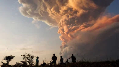Indonesia volcano ash cloud into sky