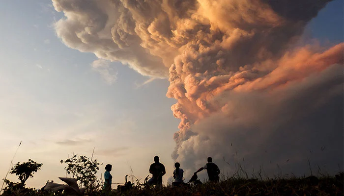 Indonesia volcano ash cloud into sky